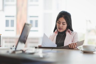 Genç Asyalı çift kadın toplantı salonunun içinde evrak işlerini yönetin. İş günü iş insanların yaşam tarzı