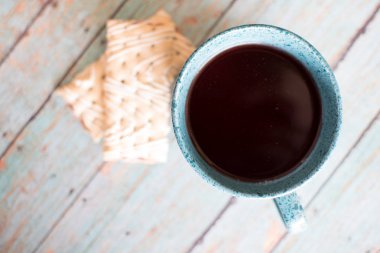 Ahududu meyve meyveli turta pasta deniz mavisi birer Ahududu Çay deniz mavisi ahşap zemin üzerine.