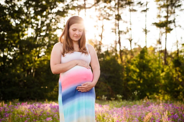 Smiling Pregnant Woman Outdoors Field Summer Sunset Rays Setting Sun — Stock Photo, Image