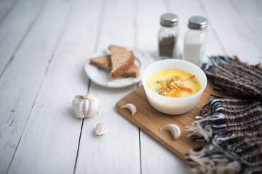 Brokoli peyniri çorbası, kızarmış ekmekle servis edilir.