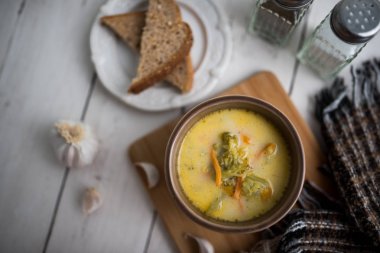 Brokoli peyniri çorbası, kızarmış ekmekle servis edilir.