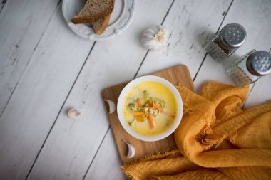 Brokoli peyniri çorbası, kızarmış ekmekle servis edilir.