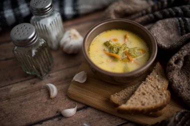 Brokoli peyniri çorbası, kızarmış ekmekle servis edilir.