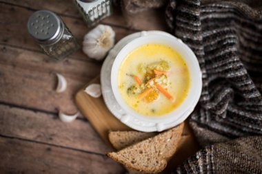 Brokoli peyniri çorbası, kızarmış ekmekle servis edilir.