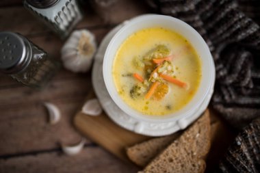 Brokoli peyniri çorbası, kızarmış ekmekle servis edilir.