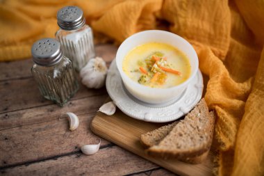 Brokoli peyniri çorbası, kızarmış ekmekle servis edilir.