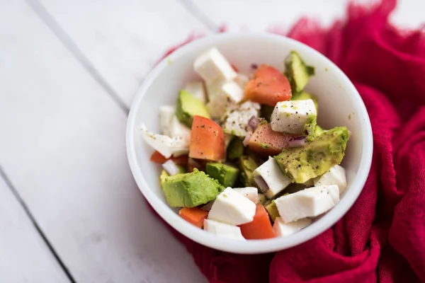 Egészséges Saláta Friss Zöldségekből Avokádóval Paradicsommal Friss Mozzarella Sajttal Fehér — Stock Fotó