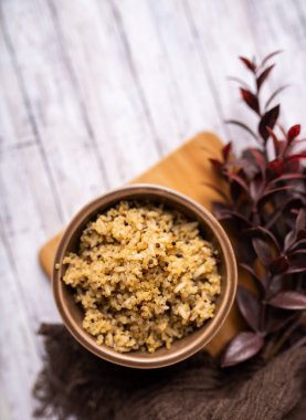 Sağlıklı kahverengi pirinç ve kinoa yemeği tam pişmiş.