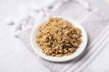 Sağlıklı kahverengi pirinç ve kinoa yemeği tam pişmiş.