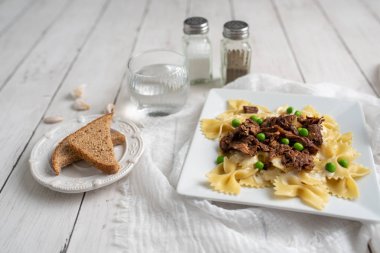 Papyon makarna ve Alfredo sosu üzerine sığır eti uçları.