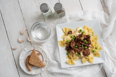 Papyon makarna ve Alfredo sosu üzerine sığır eti uçları.