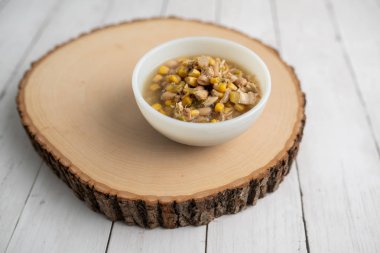 Lezzetli Beyaz Tavuk Chili, dolgun fasulye, taze tavuk ve yavaş pişirme makinesinde zengin ve kremalı et suyu.