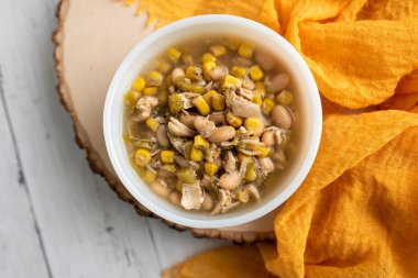 Lezzetli Beyaz Tavuk Chili, dolgun fasulye, taze tavuk ve yavaş pişirme makinesinde zengin ve kremalı et suyu.