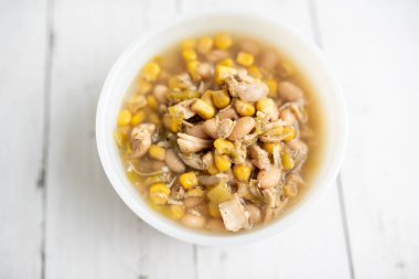 Lezzetli Beyaz Tavuk Chili, dolgun fasulye, taze tavuk ve yavaş pişirme makinesinde zengin ve kremalı et suyu.