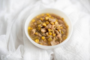 Lezzetli Beyaz Tavuk Chili, dolgun fasulye, taze tavuk ve yavaş pişirme makinesinde zengin ve kremalı et suyu.