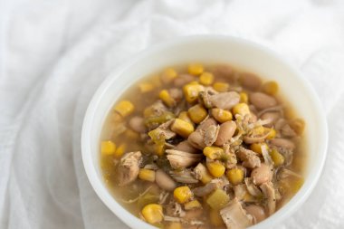Lezzetli Beyaz Tavuk Chili, dolgun fasulye, taze tavuk ve yavaş pişirme makinesinde zengin ve kremalı et suyu.