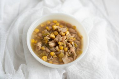 Lezzetli Beyaz Tavuk Chili, dolgun fasulye, taze tavuk ve yavaş pişirme makinesinde zengin ve kremalı et suyu.