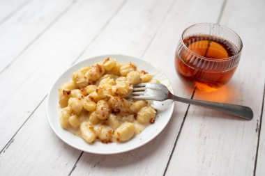 Peynir soslu peynirli gnocchi ve üstüne de domuz pastırması.