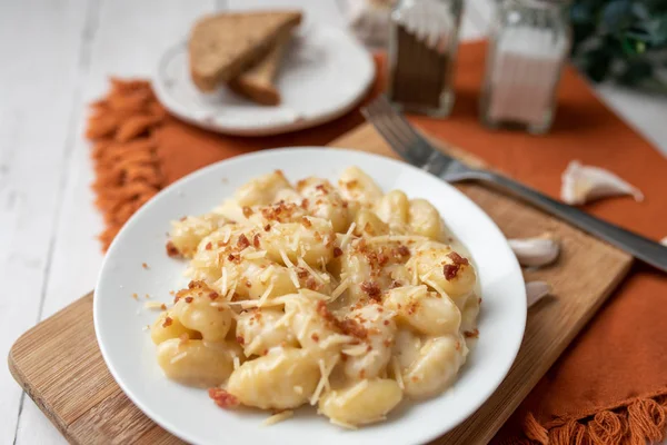 Cheese Gnocchi Cheese Sauce Bacon Bits Garnish Top — Stock Photo, Image