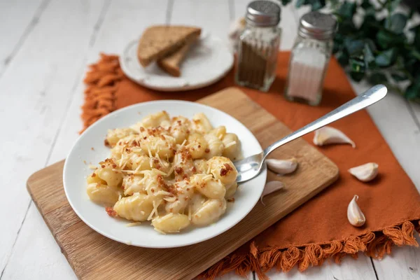 Cheese Gnocchi Cheese Sauce Bacon Bits Garnish Top — Stock Photo, Image