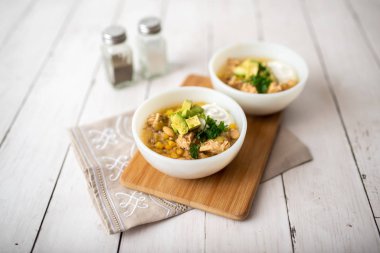 Lezzetli fasulye, taze tavuk ve yavaş pişirilen, ekşi krema ve avacado ile süslenmiş zengin ve kremalı et suyu.