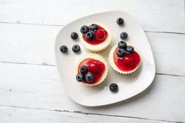 Kirazlı ve yaban mersinli mini peynirli kekler, tatlı yaz ziyafeti.