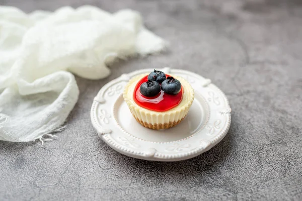 Mini Cheesecake Con Mirtillo Ciliegia Guarnizione Dolce Estate — Foto Stock