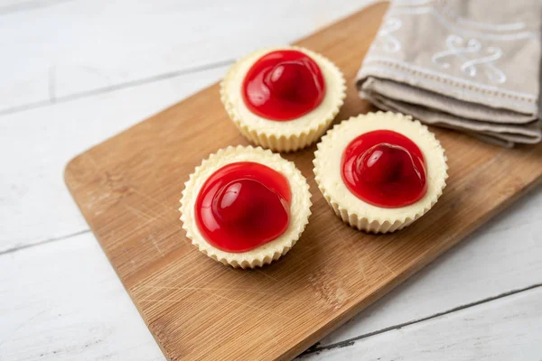 Mini Torte Formaggio Con Guarnizione Ciliegie Trattamento Estivo Sano — Foto Stock