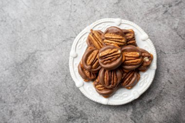 Çukulata Karamel ve Cevizli Kraker Isırığı