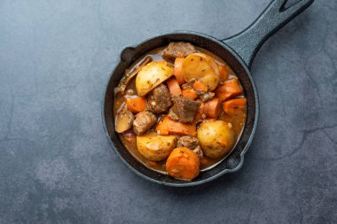 Fransız mutfağı Beef Bourguignon. Kırmızı şarap, havuç ve patatesli biftek güveci..