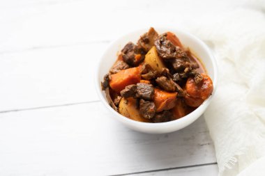 Fransız mutfağı Beef Bourguignon. Kırmızı şarap, havuç ve patatesli biftek güveci..