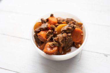 Fransız mutfağı Beef Bourguignon. Kırmızı şarap, havuç ve patatesli biftek güveci..