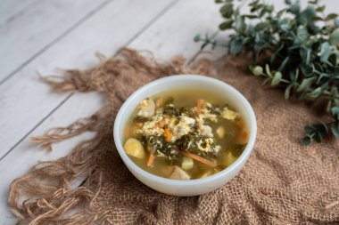 Taze yeşil kuş çorbası, Rus özel yumurta çorbası sebzeli çorba, sağlıklı çorba.