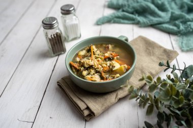 Taze yeşil kuş çorbası, Rus özel yumurta çorbası sebzeli çorba, sağlıklı çorba.