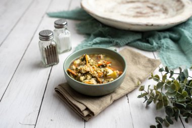 Taze yeşil kuş çorbası, Rus özel yumurta çorbası sebzeli çorba, sağlıklı çorba.