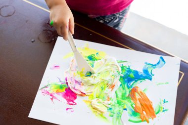 Yeni yürümeye başlayan sanat projesi, dışarıda gıda boyası ve tıraş köpüğüyle oynamak, erken yaşta öğrenmek için eğlenceli etkinlik