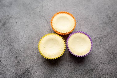 Krem şantili mini peynirli kekler. Gri taş masada sağlıklı bir yaz ziyafeti.