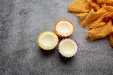 Krem şantili mini peynirli kekler. Gri taş masada sağlıklı bir yaz ziyafeti.