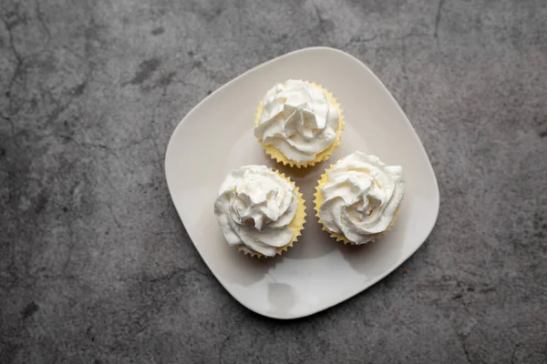 Tres Mini Pasteles Queso Con Glaseado Crema Batida Plato Blanco — Foto de Stock