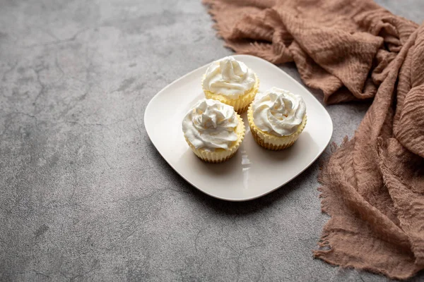 Tre Mini Cheesecakes Med Vispgrädde Glasyr Vit Platta — Stockfoto