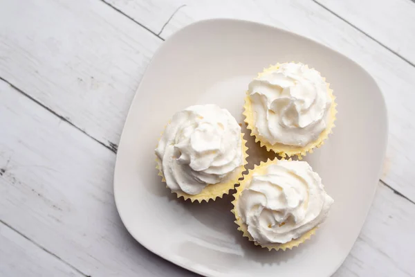 Τρία Mini Cheesecakes Σαντιγί Λευκό Πιάτο — Φωτογραφία Αρχείου