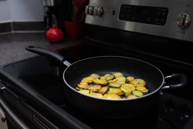 Kabak ve kabak daireleri tavada kızartılıyor.