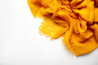 Sarı kumaş arka plan, beyaz üzerine kumaş dokusu. Beyaz kumaş arkaplan ya da kopyalanacak yeri olan pamuk arkaplan