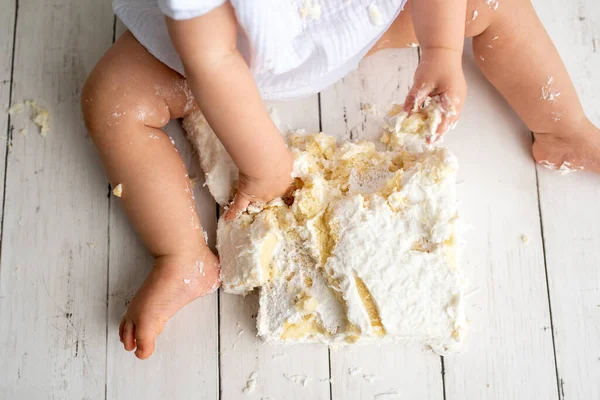 Kue Ulang Tahun Pertama Menghancurkan Rincian Tutup Bayi Ditutupi Dengan — Stok Foto