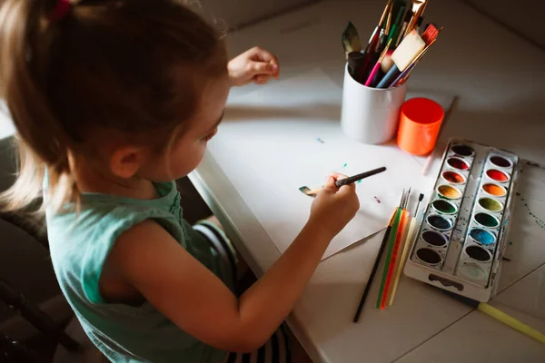 Pintura Infantil Junto Ventana Con Pintura Pequeño Artista Creativo Trabajando —  Fotos de Stock