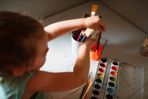 Malowanie Dzieci Przy Oknie Farbą Twórczy Artysta Pracy Rzemiosło Malucha — Zdjęcie stockowe