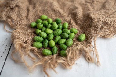 Taze hasat edilmiş kabak, Meksika ekşi turşusu ya da fare karpuzu. Ekşi üzüm büyüklüğünde salatalık..