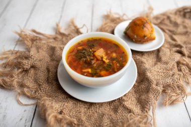 Rus pancar çorbası ve taze sarımsaklı pamopuşka. Sıcak çorba ve yumurta versiyonu. Kuş çorbası..