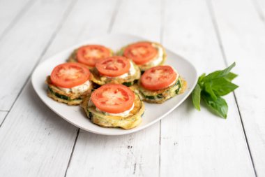 Domates dereotlu mayonez ve sarımsak soslu kızarmış kabak. Rus, Avrupa mezeleri