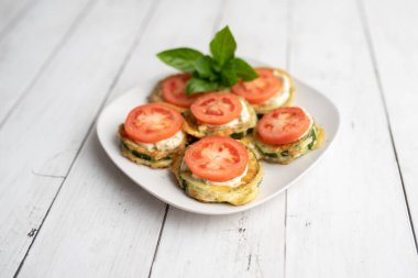 Domates dereotlu mayonez ve sarımsak soslu kızarmış kabak. Rus, Avrupa mezeleri